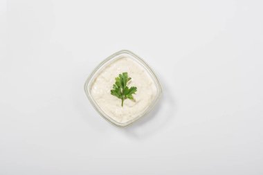 Beyaz arkaplanda geleneksel Yunan tzatziki sosunun üst görünümü