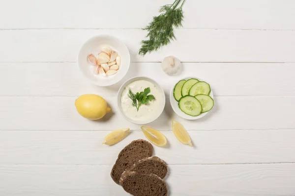 Vista Superior Molho Tzatziki Com Ingredientes Sobre Fundo Madeira Branca — Fotografia de Stock