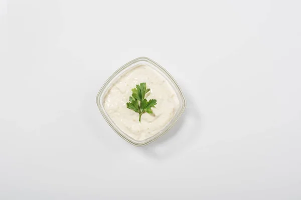 Ovanifrån Traditionell Grekisk Tzatziki Sås Vit Bakgrund — Stockfoto