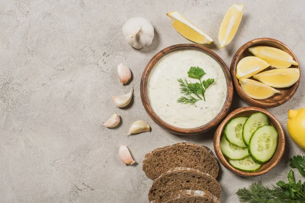 Top View Tzatziki Szósz Kenyérrel Ökológiai Összetevők Háttér — Stock Fotó