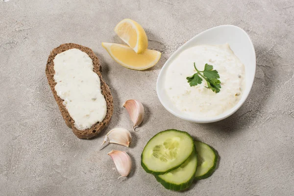 Vedere Sus Sosului Tzatziki Ingrediente Crude Pâine Fundal Piatră — Fotografie, imagine de stoc