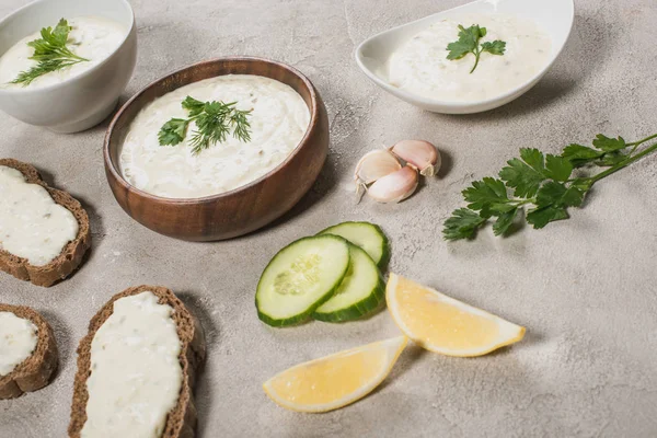 Hausgemachte Tzatziki Sauce Schüsseln Mit Frischen Zutaten Auf Steinoberfläche — Stockfoto