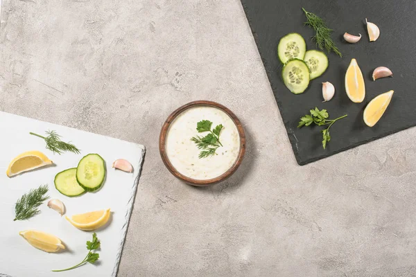 Vedere Sus Sosului Tzatziki Ingrediente Proaspete Plăci Fundal Piatră — Fotografie, imagine de stoc