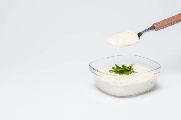 Molho Tzatziki Grego Tradicional Com Colher Fundo Branco — Fotografia de Stock