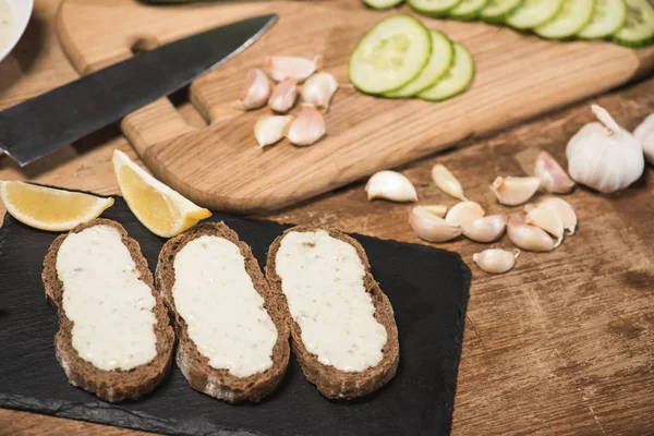 Chléb Tzatziki Omáčkou Čerstvými Ingrediencemi Řezací Desce Dřevěném Stole — Stock fotografie