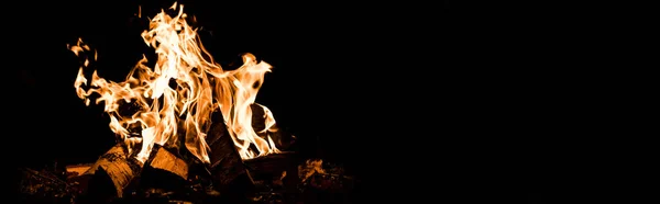 Panoramiczne Ujęcie Kłód Płonących Ognisku Obozowym Ciemności — Zdjęcie stockowe