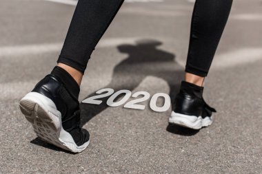 2020 harf yakınlarındaki koşu pistindeki sporcu kadın manzarası