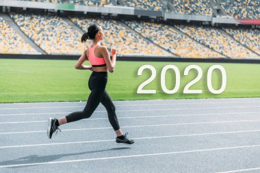 2020 yılı civarında stadyumda koşan Afrikalı Amerikalı genç bir sporcu.