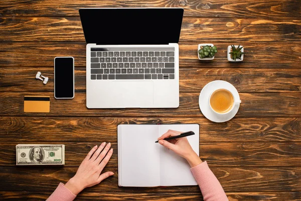 Ausgeschnittene Ansicht Einer Geschäftsfrau Die Einem Notizbuch Neben Laptop Smartphone — Stockfoto