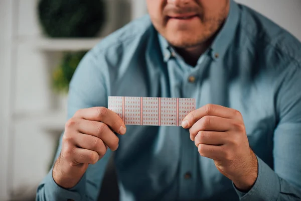 Visão Cortada Homem Preocupado Segurando Bilhete Loteria Enquanto Espera Pelos — Fotografia de Stock