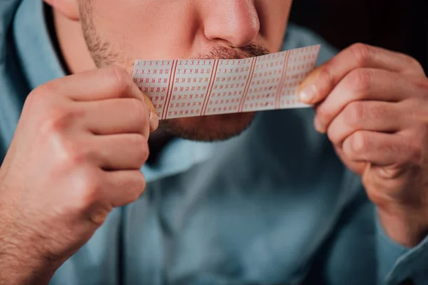 Visão Cortada Homem Beijando Bilhete Loteria Para Sorte — Fotografia de Stock