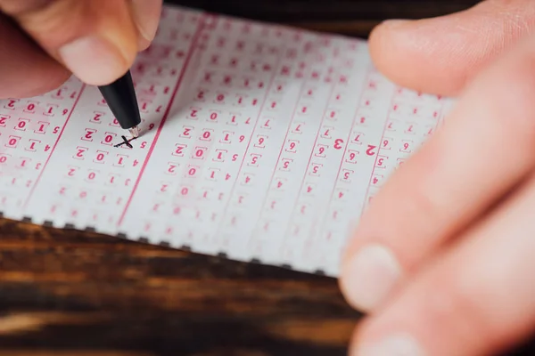 Selektiver Fokus Des Spielers Der Zahlen Lottoschein Mit Stift Markiert — Stockfoto