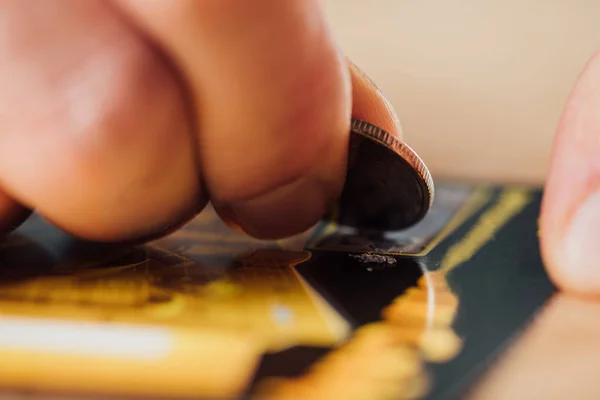 Επιλεκτική Εστίαση Του Ασημένιου Νομίσματος Στο Χέρι Του Παίκτη Ξύσιμο — Φωτογραφία Αρχείου