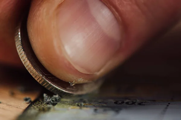 Закрыть Обзор Серебряной Монеты Пальца Игрока Царапающего Лотерейный Билет — стоковое фото