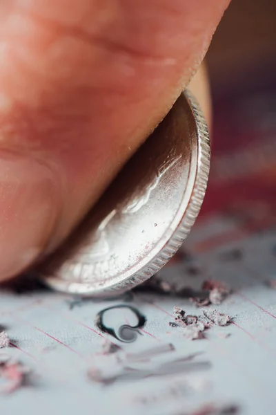 Close Άποψη Του Ασημένιου Νομίσματος Στο Χέρι Του Παίκτη Ξύσιμο — Φωτογραφία Αρχείου