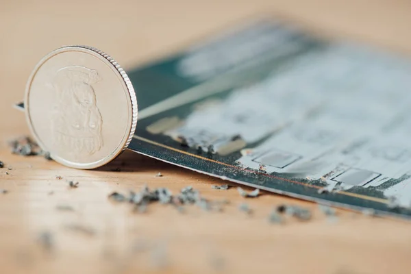 Επιλεκτική Εστίαση Του Ασημένιου Νομίσματος Κοντά Γδαρμένο Λαχείο Εισιτήριο — Φωτογραφία Αρχείου