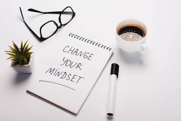 Notebook Met Wisselende Jonge Mindset Inscriptie Viltstift Koffiebeker Glazen Potplant — Stockfoto