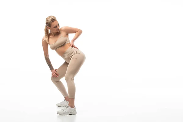 Blondýny Dívka Béžové Legíny Twerking Izolované Bílém — Stock fotografie