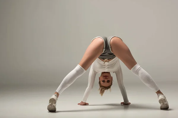 Fiatal Szexi Lány Rövidnadrágban Twerking Fehér Háttér — Stock Fotó