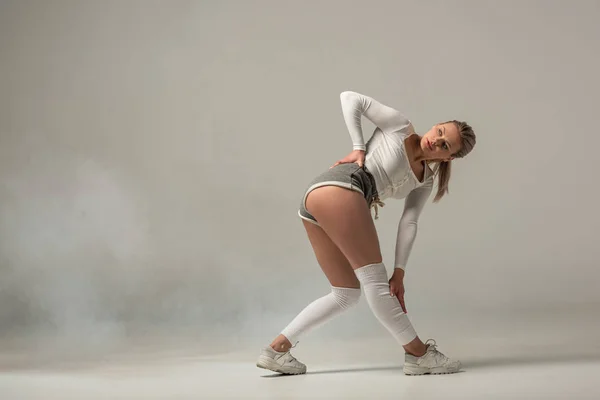 Mladá Sexy Dívka Kraťasech Twerking Bílém Pozadí Kouřem — Stock fotografie