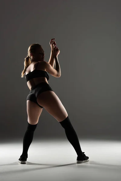 Vista Trasera Chica Sexy Traje Negro Twerking Sombra Sobre Fondo — Foto de Stock