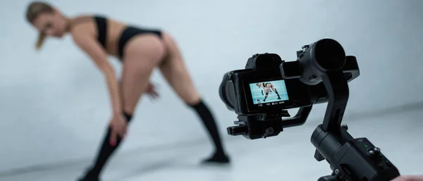 Selective Focus Cameraman Shooting Sexy Blonde Girl Black Outfit Twerking — Stock Photo, Image