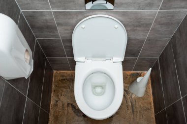 Modern tuvalette gri fayanslı ve tuvalet fırçalı seramik temiz klozet.