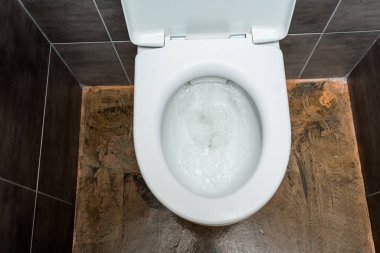 Modern tuvalette sifonu gri fayanslı seramik temiz klozet.