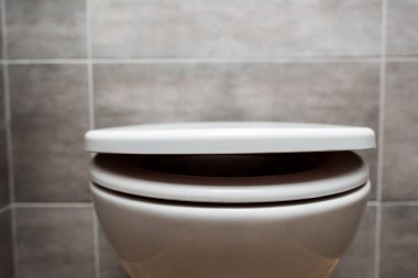 Modern tuvalet kapaklı seramik temiz klozet manzarasını kapat 