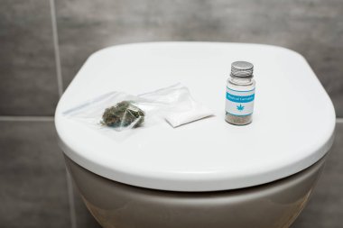 Marihuana tomurcukları, kokain ve klozetin üzerinde tıbbi esrar