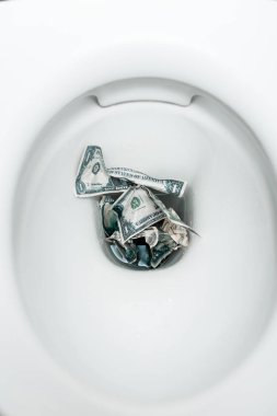 Tuvaletteki dolar banknotlarının üst görüntüsü