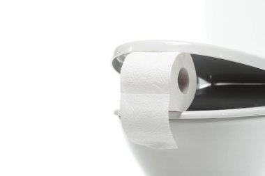 Beyaz üzerine izole edilmiş tuvalet kağıdı ile seramik temiz klozet manzarasını kapat