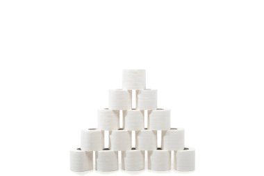 Piramitte sıralanmış tuvalet kağıdı ruloları beyaza izole edilmiş.