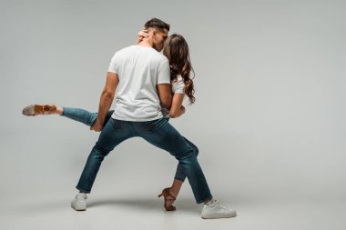 Fotokopi alanı ile gri arkaplanda dans eden dansçıların arka planı 