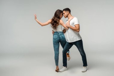 Gri arkaplanda fotokopi alanı ile dans eden dansçılar
