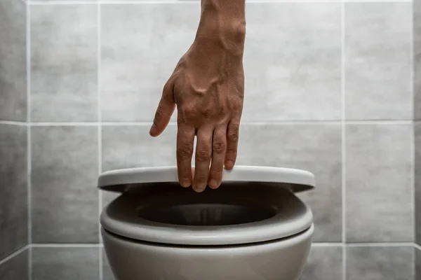 Przycięty Widok Człowieka Gospodarstwa Pokrywy Nowoczesnej Toalecie Szarą Płytką — Zdjęcie stockowe