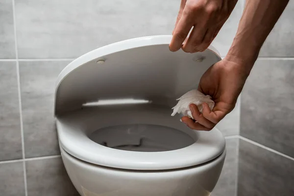 Vista Cortada Homem Segurando Tampa Banheiro Jogando Papel Vaso Sanitário — Fotografia de Stock