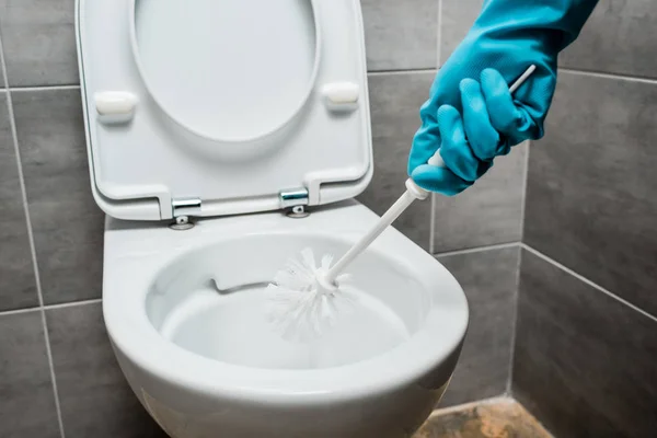 현대식 화장실에 세라믹 변기를 청소하는 — 스톡 사진