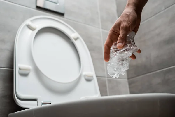 Vista Recortada Del Hombre Lanzando Botella Plástico Arrugado Inodoro Baño —  Fotos de Stock