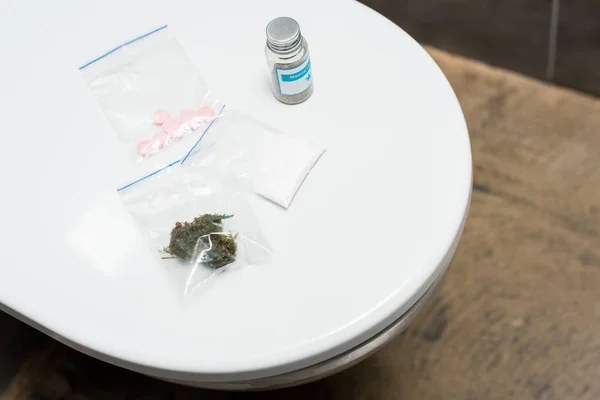 Lsd Bourgeons Marijuana Cocaïne Cannabis Médical Sur Cuvette Toilette — Photo