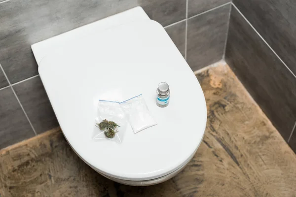 マリファナの芽 コカインと医療大麻をトイレのボウルに入れ — ストック写真