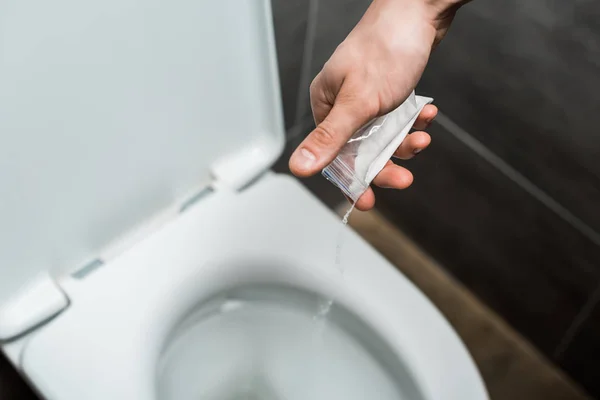 Bijgesneden Beeld Van Mens Gieten Cocaïne Toilet Kom Moderne Toiletten — Stockfoto