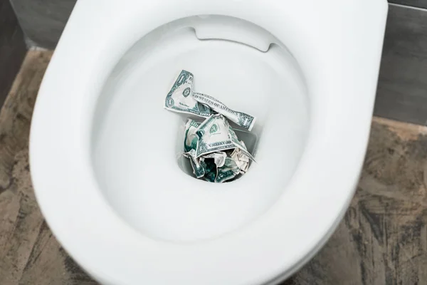 现代卫生间马桶内美元钞票的顶视图 — 图库照片