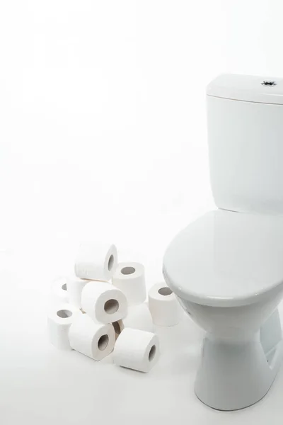 Keramik Saubere Toilettenschüssel Mit Rollen Toilettenpapier Auf Weißem Hintergrund — Stockfoto