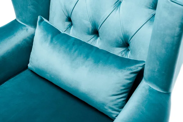 Vista Perto Elegante Poltrona Azul Veludo Com Travesseiro Isolado Branco — Fotografia de Stock