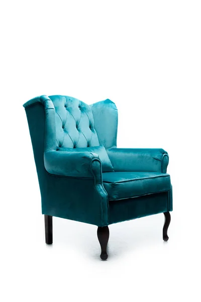 Elegancki Welurowy Niebieski Fotel Poduszką Izolowaną Białym — Zdjęcie stockowe
