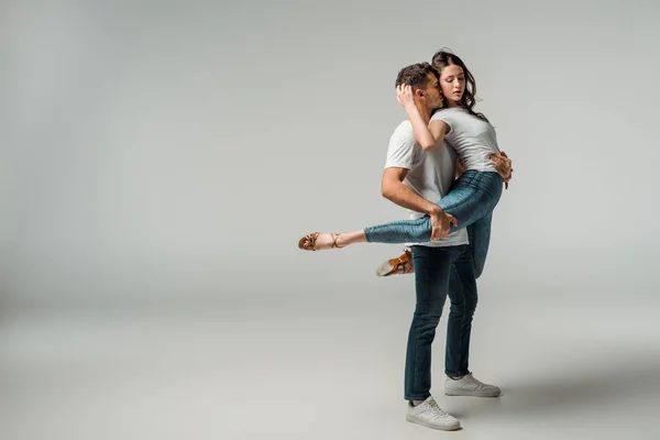 Bailarinas Camisetas Jeans Bailando Bachata Sobre Fondo Gris — Foto de Stock