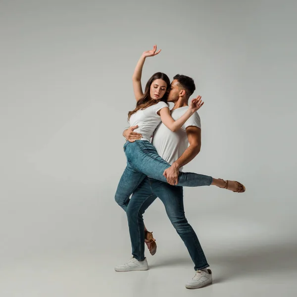 Táncos Pólóban Farmerban Táncol Bachata Szürke Alapon — Stock Fotó