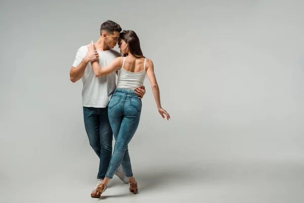 Bailarinos Jeans Jeans Dançando Bachata Fundo Cinza — Fotografia de Stock