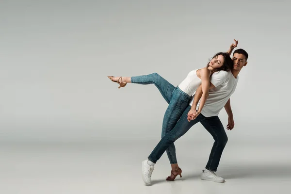 Bailarinos Olhos Fechados Dançando Bachata Fundo Cinza — Fotografia de Stock